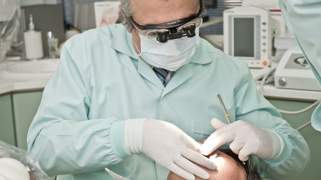 Como é feita a prótese sobre implante